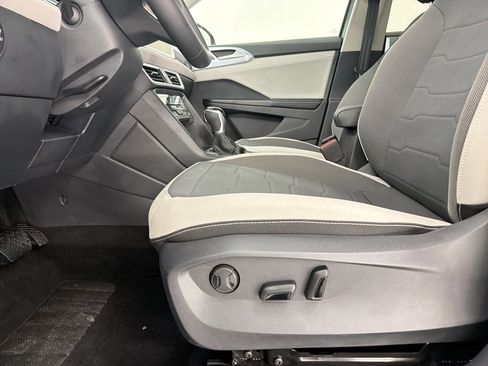 Used 2025 Volkswagen Taos SE w/ Panoramic Sunroof Package FWD image 5