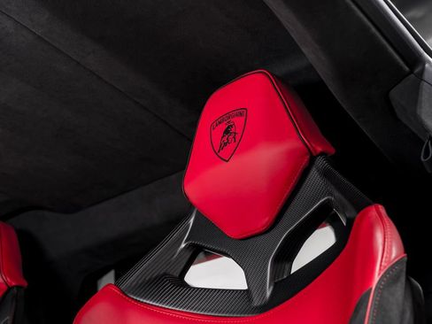 Used 2025 Lamborghini Revuelto image 19