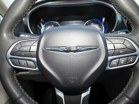 Used 2024 Chrysler Pacifica Touring-L image 16