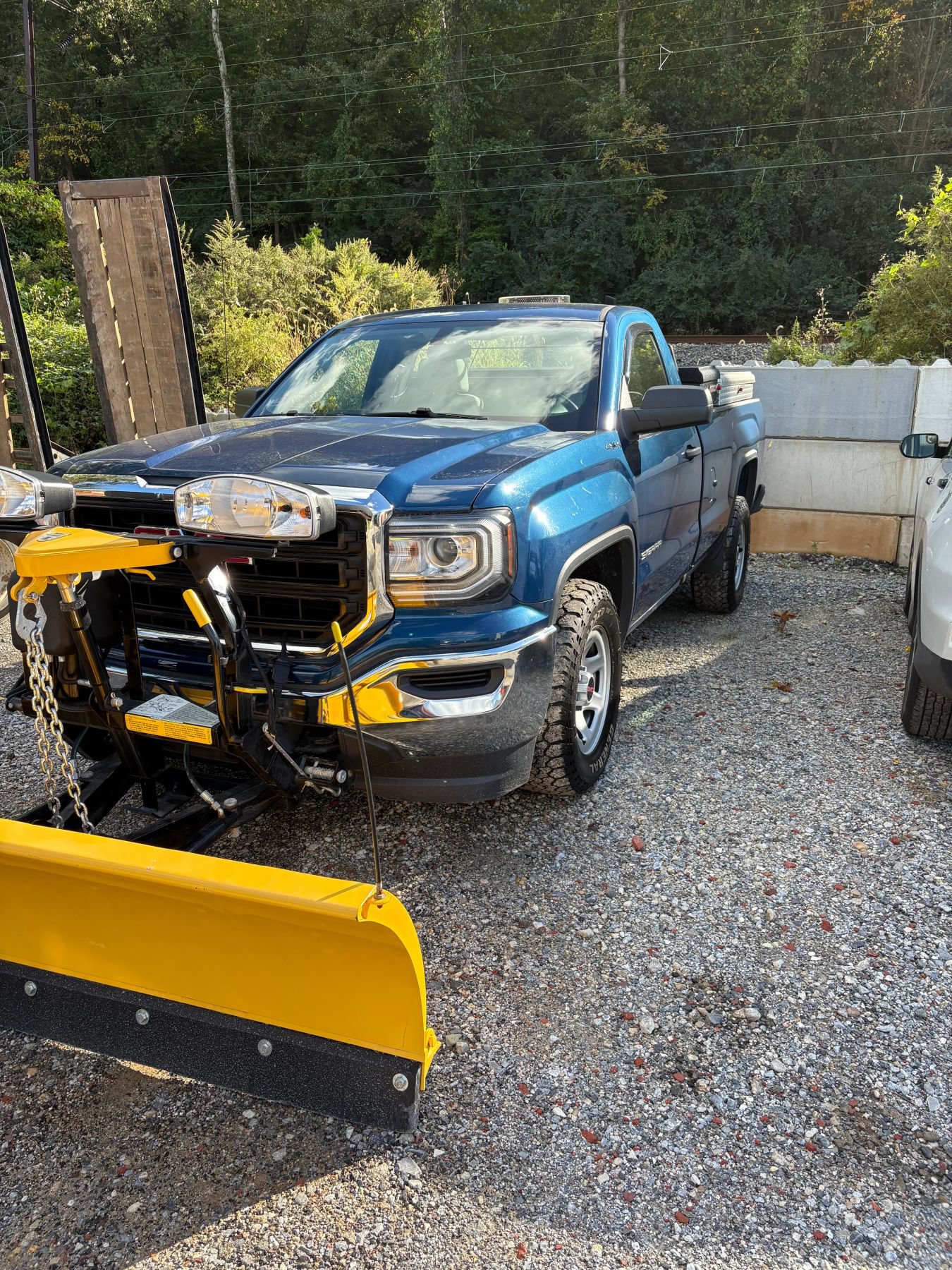 Used 2017 GMC Sierra 1500 4x4 Regular Cab image 2