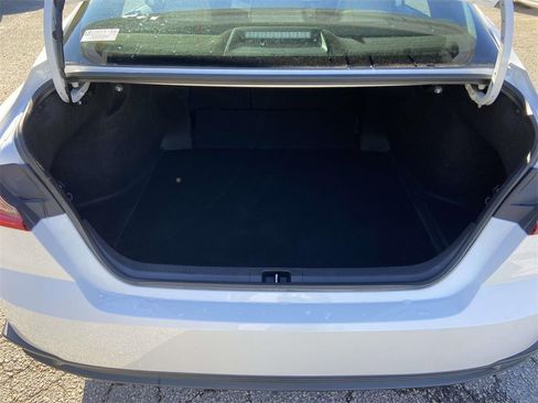 Used 2025 Toyota Camry SE image 9