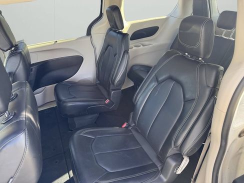 Used 2024 Chrysler Pacifica Touring-L FWD image 13