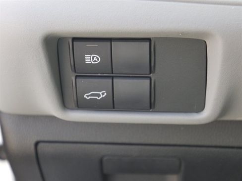 Used 2020 Toyota Highlander XLE AWD/4WD image 17