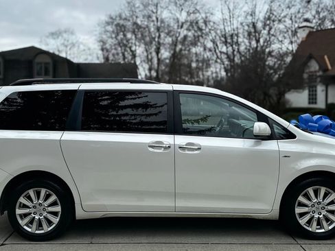 Used 2017 Toyota Sienna XLE Premium image 4