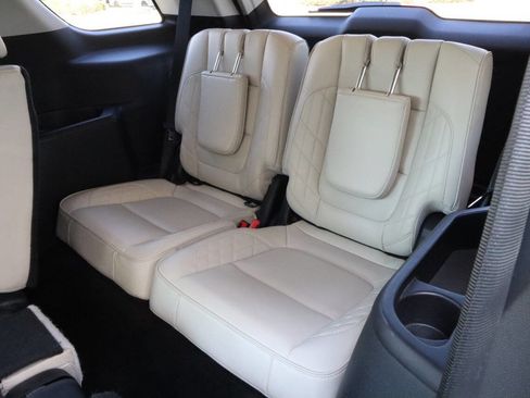 Used 2017 Ford Explorer Platinum image 10