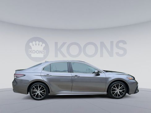 Used 2024 Toyota Camry SE w/ Cold Weather Package FWD image 17