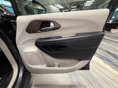 Used 2018 Chrysler Pacifica Touring-L Plus FWD image 39