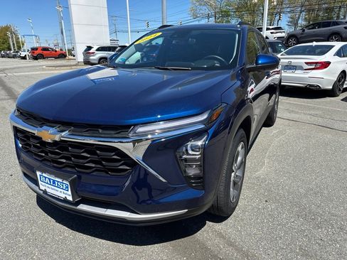 Used 2024 Chevrolet Trax LT w/ LT Convenience Package FWD image 3