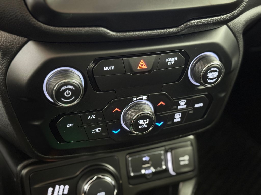 Used 2018 Jeep Renegade Latitude w/ Cold Weather Group AWD/4WD image 26