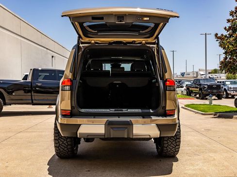 Used 2024 Lexus GX 550 AWD/4WD image 3
