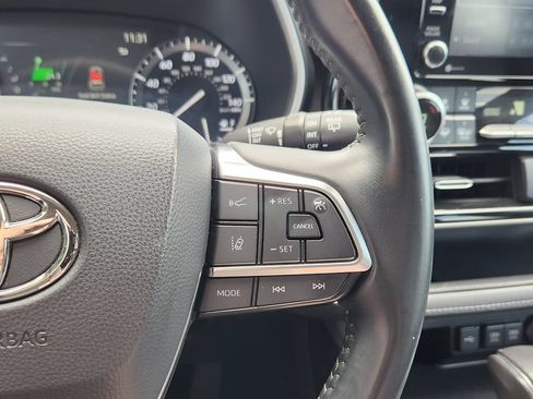 Used 2021 Toyota Highlander XLE AWD/4WD image 17
