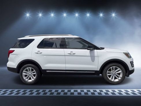 Used 2017 Ford Explorer XLT FWD image 2