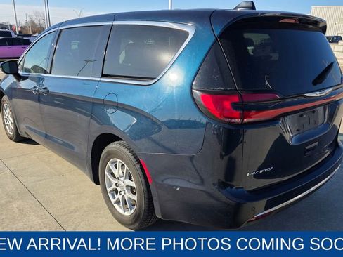 Used 2023 Chrysler Pacifica Touring-L image 3