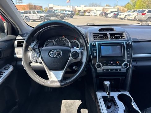 Used 2012 Toyota Camry SE w/ Leather Pkg FWD image 13