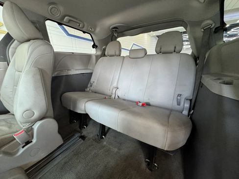 Used 2016 Toyota Sienna XLE FWD image 25