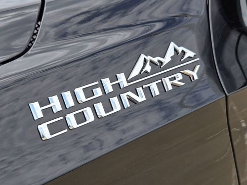 Used 2025 Chevrolet Suburban High Country AWD/4WD image 37