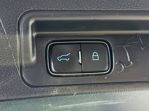 Used 2021 Ford Explorer XLT image 30