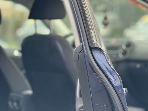 Used 2011 Volkswagen Tiguan S image 5