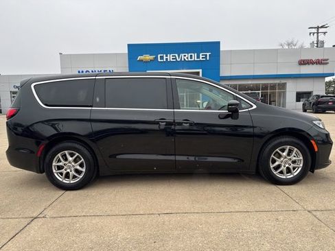 Used 2024 Chrysler Pacifica Touring-L image 2