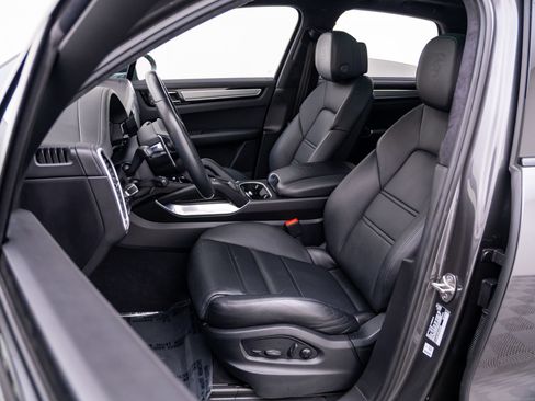 Used 2023 Porsche Cayenne Turbo S AWD/4WD image 5
