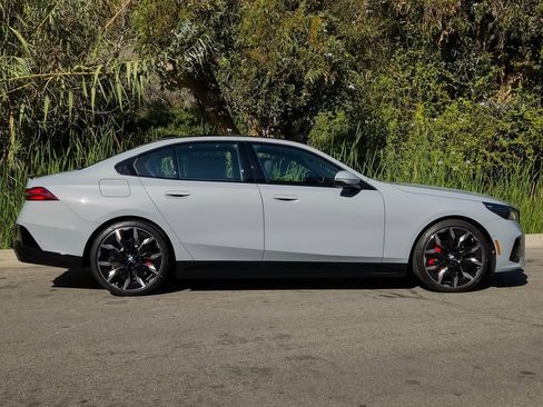 New 2026 BMW 550e xDrive image 5