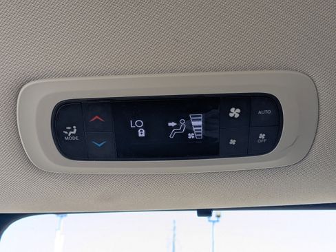 Used 2024 Chrysler Pacifica Touring-L image 16