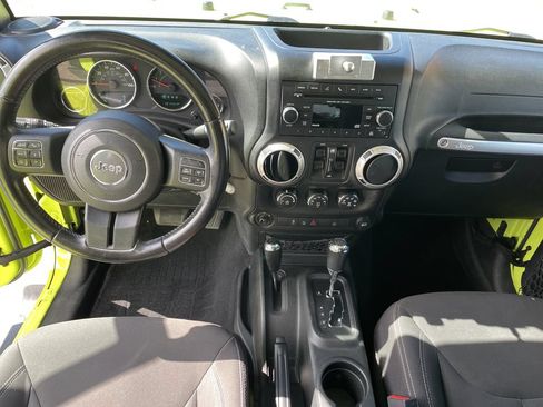 Used 2016 Jeep Wrangler Unlimited Sahara w/ Connectivity Group AWD/4WD image 15