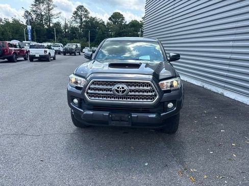 Used 2017 Toyota Tacoma TRD Sport w/ Tow Package (A/T) AWD/4WD image 2