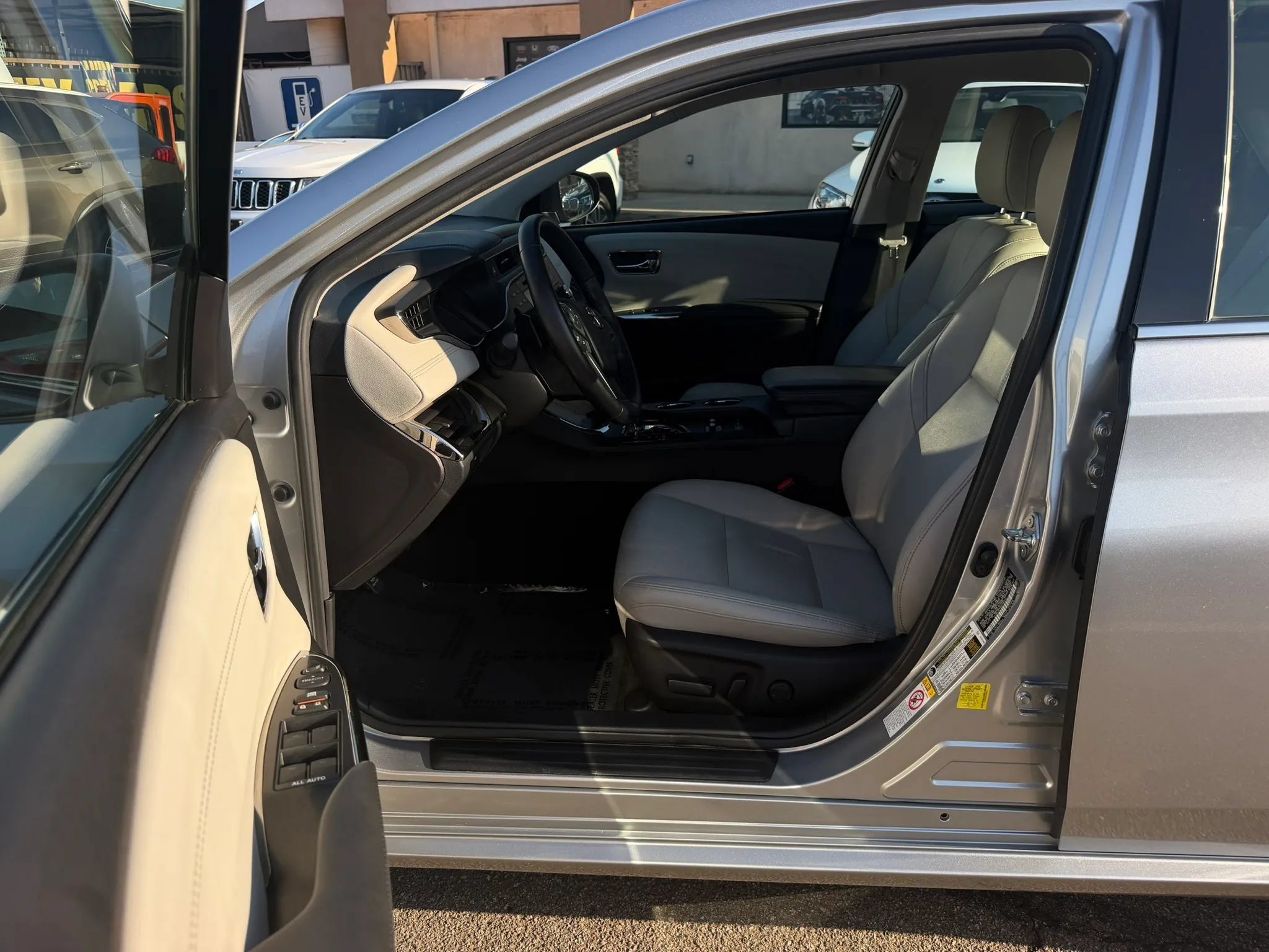 Used 2016 Toyota Avalon XLE FWD image 11