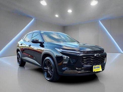 Used 2024 Chevrolet Trax ACTIV w/ Driver Confidence Package image 3