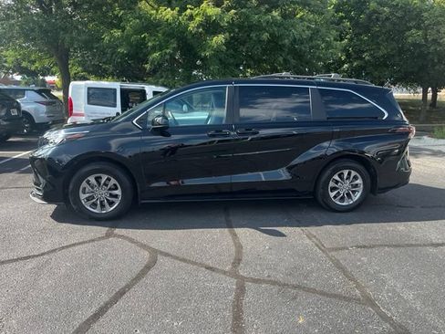Used 2025 Toyota Sienna LE AWD/4WD image 2