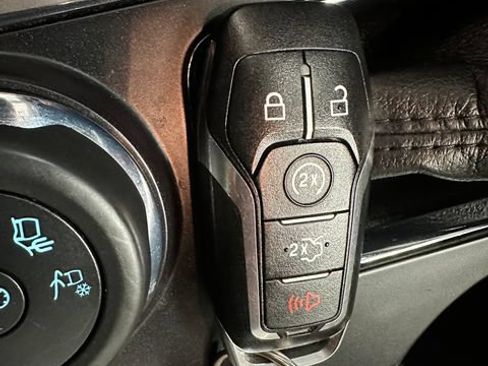 Used 2017 Ford Explorer XLT w/ Equipment Group 202A AWD/4WD image 18