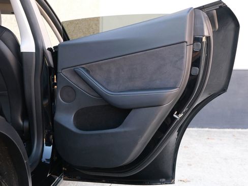 Used 2022 Tesla Model Y Long Range image 28