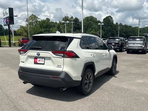 Used 2022 Toyota RAV4 XLE Premium AWD/4WD image 4