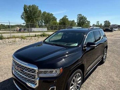 Used 2023 GMC Acadia SLT w/ Preferred Package AWD/4WD image 2