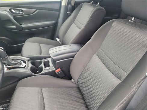 Used 2019 Nissan Rogue SV image 11