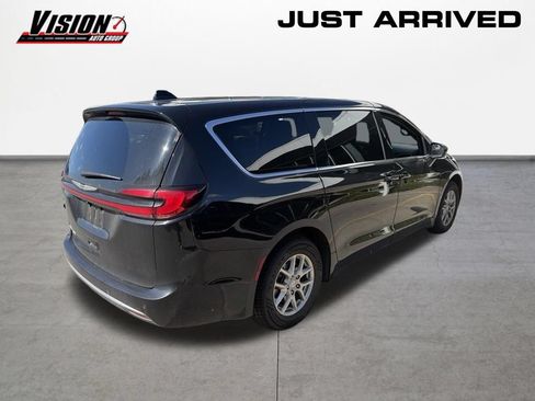 Used 2026 Chrysler Pacifica Select FWD image 2