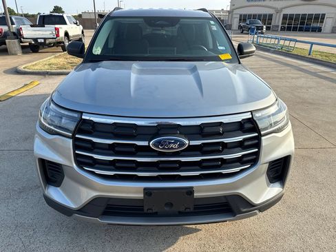 Used 2025 Ford Explorer Active RWD image 2