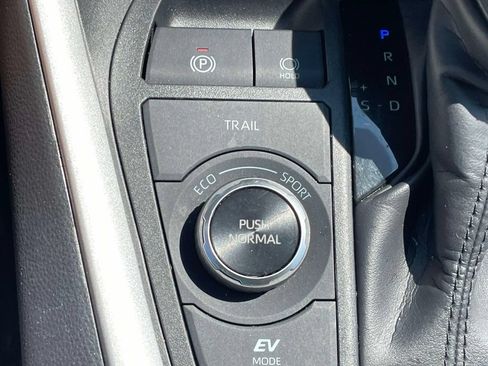 Used 2025 Toyota RAV4 XLE AWD/4WD image 29