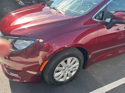 Used 2018 Chrysler Pacifica L FWD image 5