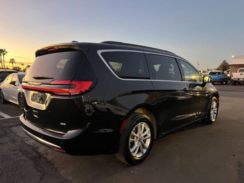 Used 2022 Chrysler Pacifica Touring image 5