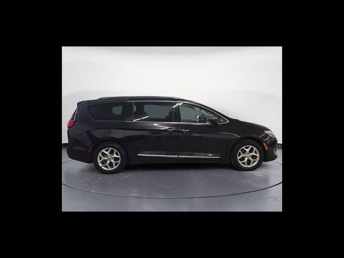 Used 2018 Chrysler Pacifica Touring-L Plus FWD image 7