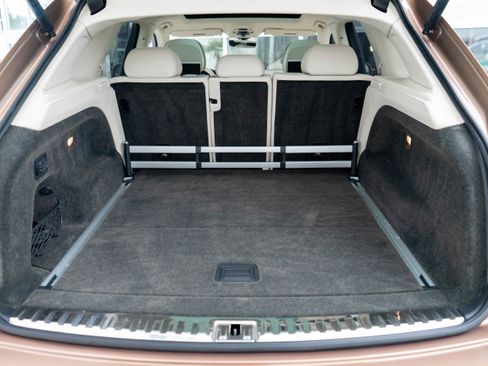Used 2017 Bentley Bentayga image 46