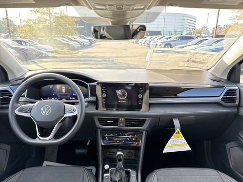 New 2026 Volkswagen Taos SE image 21
