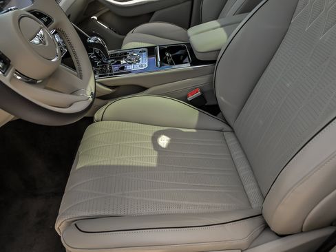 Used 2024 Bentley Flying Spur V8 AWD/4WD image 15