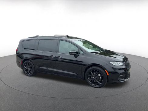 Used 2025 Chrysler Pacifica Limited FWD image 2