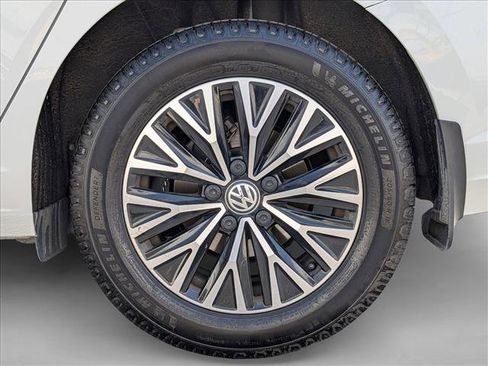 Used 2019 Volkswagen Jetta SEL w/ Cold Weather Package FWD image 23