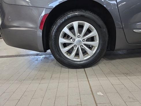 Used 2018 Chrysler Pacifica Touring-L image 16