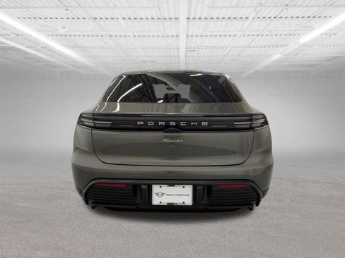 Used 2025 Porsche Macan Electric RWD image 4
