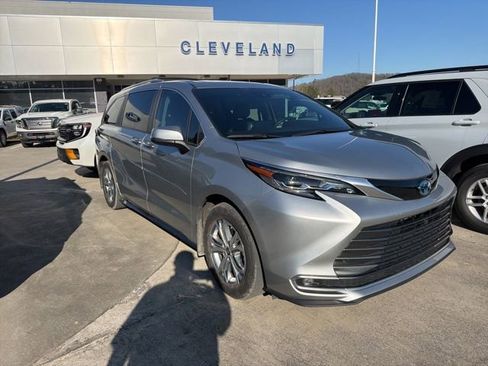 Used 2024 Toyota Sienna Platinum image 30